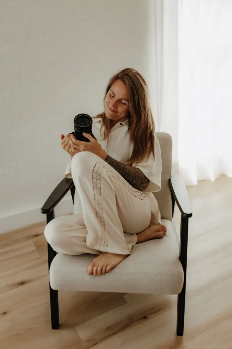Linda mit Kamera im Sessel