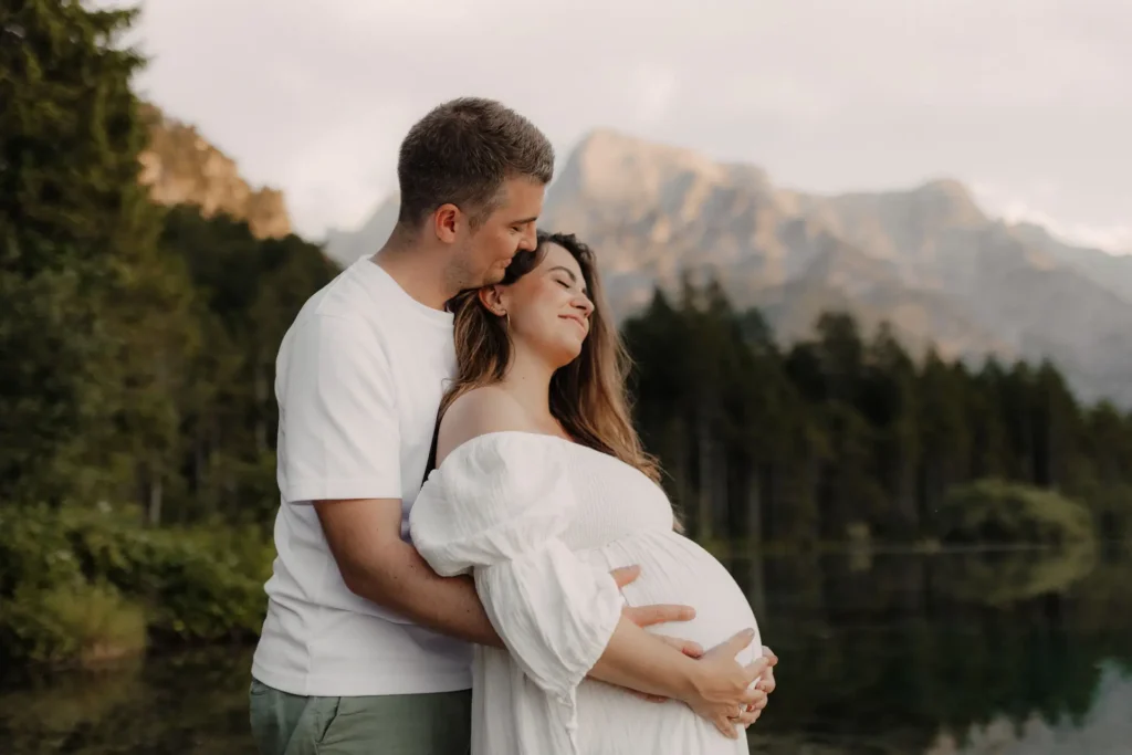 Babybauch-Shooting am Bergsee