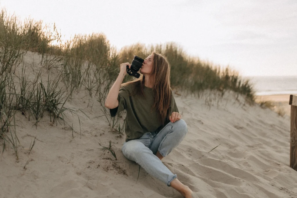 Linda fotografiert mit ihrer Kamera in den Dünen
